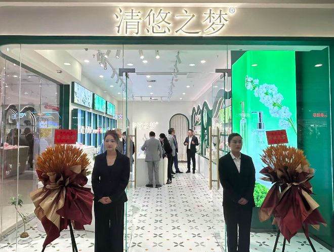 牌“全国首店”开进万达开元棋牌app松江品(图3)